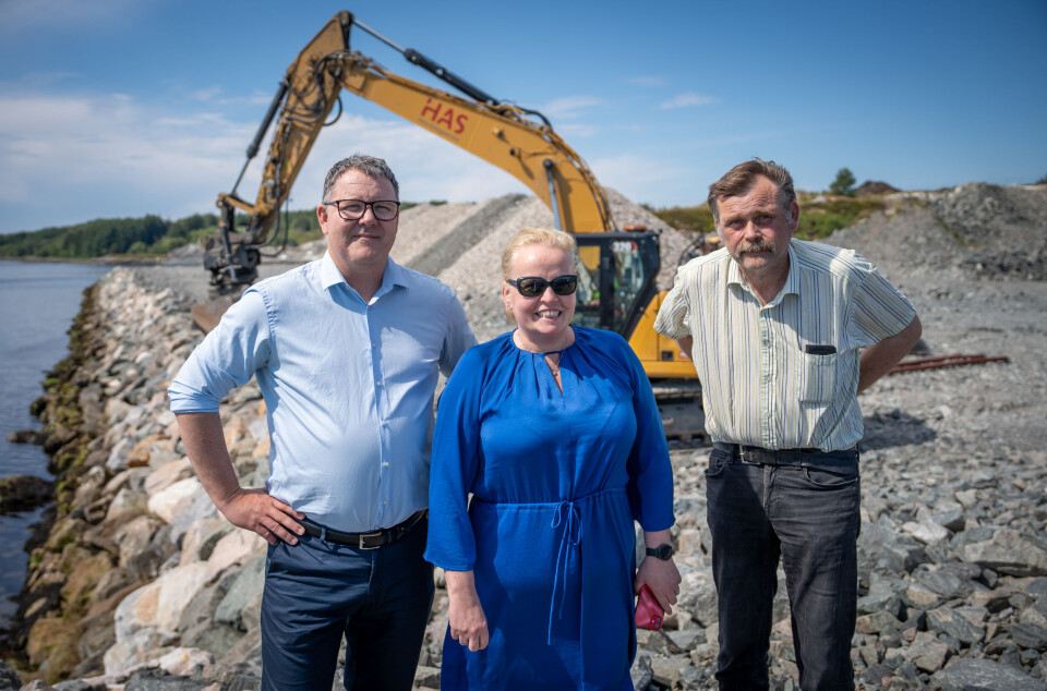 Utbygging av Hitra Kysthavn har blitt vedtatt. Havnedirektør Knut Thomas Kusslid (til venstre) sammen med ordfører John Lernes og kommunedirektør Ingjerd Astad.