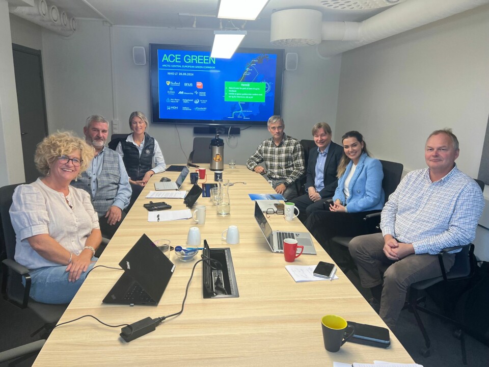 Markeds og utviklingsjef Erlend Willulmsen (nummer fire fra venstre) og Bodø Havn har blitt medlem hos NHO Logistikk og transport, her representer Ole A. Hagen og Derya Cinar Inan som sitter til høyre for ham på dette bildet.