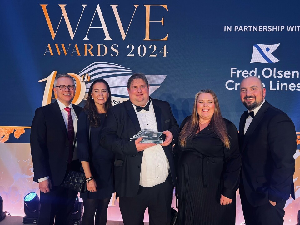Havila Kystruten hentet pris i London. Fra venstre: Christian Gamsgrø, direktør for hotell- og kommersiell utvikling, Johanna Hansli, salgsdirektør, Matthew Valentine, Head of Global Sales, Mette Øyen, markedsdirektør og Lasse A. Vangstein, kommunikasjons- og bærekraftsdirektør.