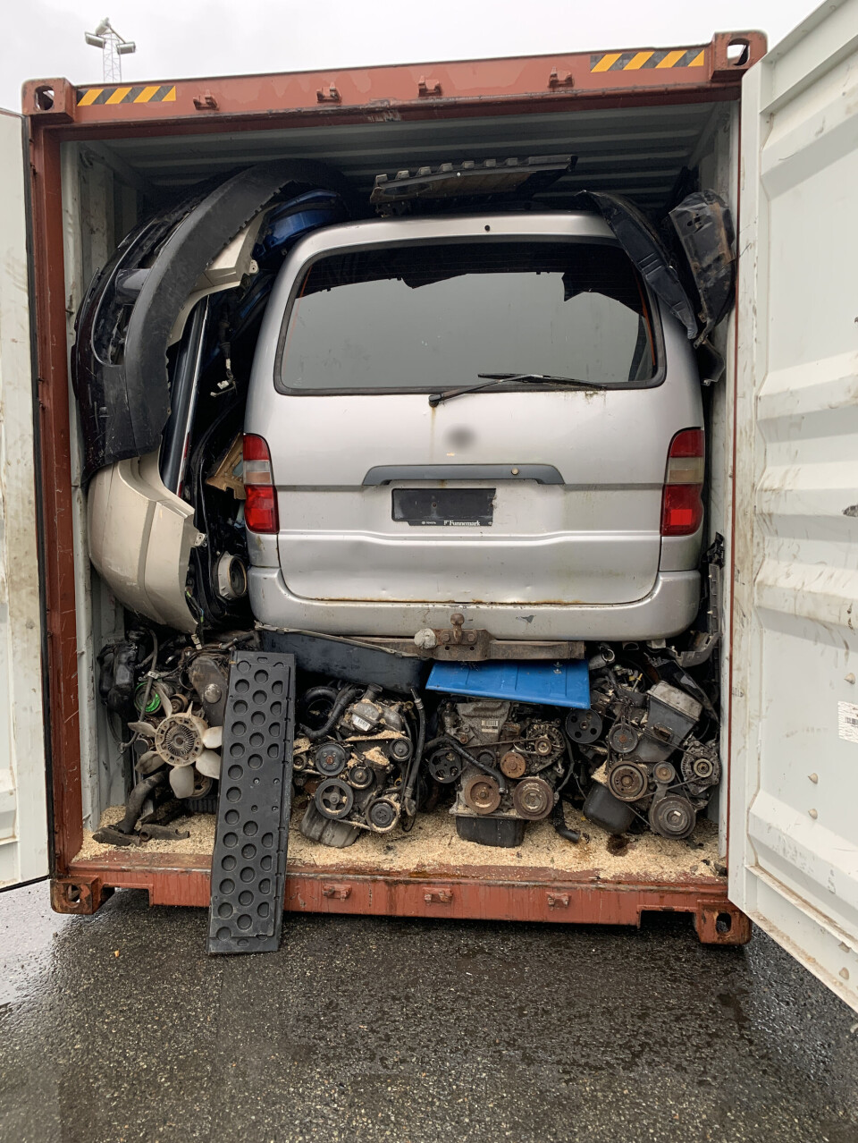 Under aksjonen avdekket Tolletaten og Miljødirektoratet til sammen 20 brukte biler, bildeler og annet elektronisk avfall.