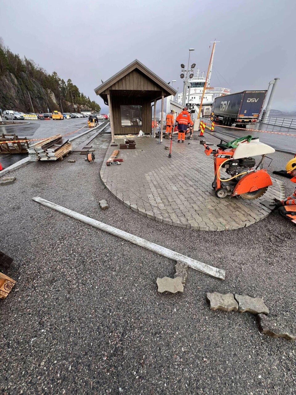 Smågatesteinen som brukes foran det nye servicebygget er den samme steinen som lå foran den gamle Furneskiosken, som ble revet som en del av strakstiltakene på fergekaia.