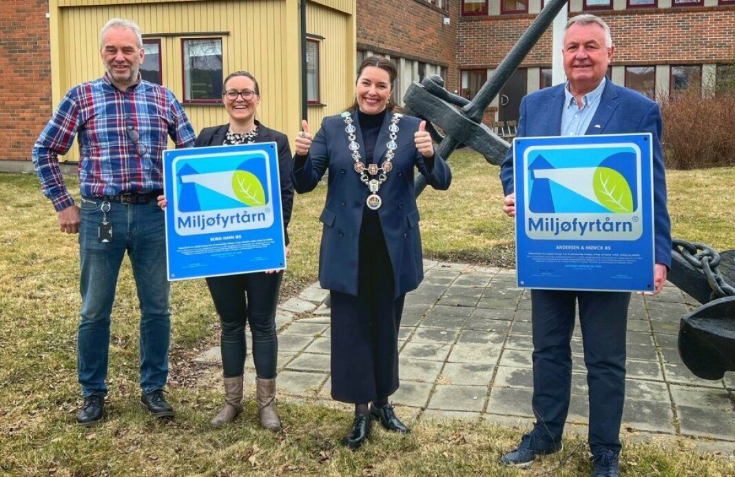 En fornøyd ordfører i Fredrikstad delte ut sertifikatet som synlig bevis på Miljøfyrtårnserifiseringen. Fra venstre: Havnedirektør Tore Lundestad, miljøsjef Charlotte Iversen, ordfører Siri Martinsen og Per Olav Andersen fra Andersen & Mørck. En fornøyd ordfører i Fredrikstad delte ut sertifikatet som synlig bevis på Miljøfyrtårnserifiseringen. Fra venstre: Havnedirektør Tore Lundestad, miljøsjef Charlotte Iversen, ordfører Siri Martinsen og Per Olav Andersen fra Andersen & Mørck.