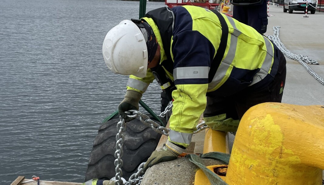 Kristiansund og Nordmøre Havn erstatter all fendring på Storkaia i Kristiansund. Kristiansund og Nordmøre Havn erstatter all fendring på Storkaia i Kristiansund.