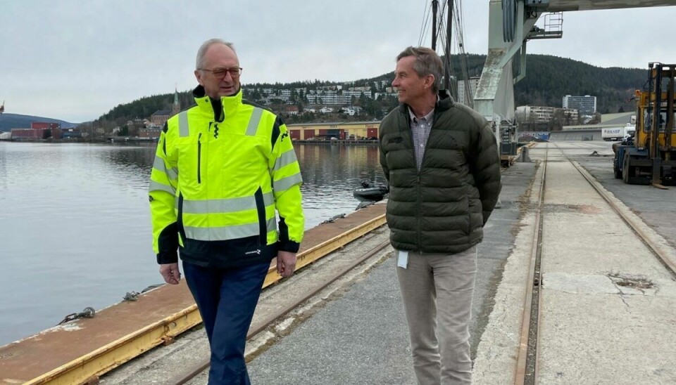 Drammen Havn og Glitre Energi går sammen om de beste bærekraftige løsningene som skal gjøre havna til en av Norges grønneste havner. Avtroppende havnesjef Einar Olsen (til venstre) og Pål Skjæggestad, konsernsjef i Glitre Energi.