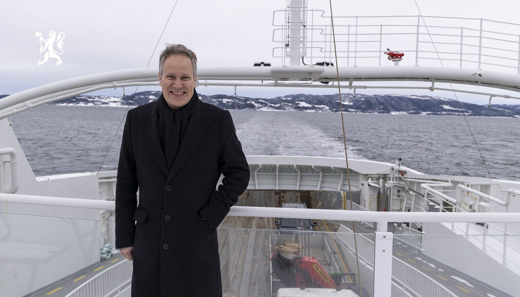 – I noen fergesamband i Norge har fergen flere stopp. Noen av disse stoppene er på øyer og i veiløse samfunn. Vi ønsker å starte arbeidet med å gjøre disse strekningene gratis, sier samferdselsminister Jon-Ivar Nygård. – I noen fergesamband i Norge har fergen flere stopp. Noen av disse stoppene er på øyer og i veiløse samfunn. Vi ønsker å starte arbeidet med å gjøre disse strekningene gratis, sier samferdselsminister Jon-Ivar Nygård.