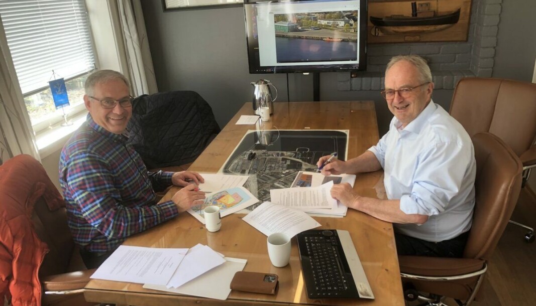 Gjermund Riise Brekke,, daglig leder i Drammen EIendom KF, og Einar Olsen, avtroppende havnedirektør i Drammen Havn.har signert langsiktige avtaler som sikrer havna og brukerne gode vilkår i mange år. Gjermund Riise Brekke,, daglig leder i Drammen EIendom KF, og Einar Olsen, avtroppende havnedirektør i Drammen Havn.har signert langsiktige avtaler som sikrer havna og brukerne gode vilkår i mange år.