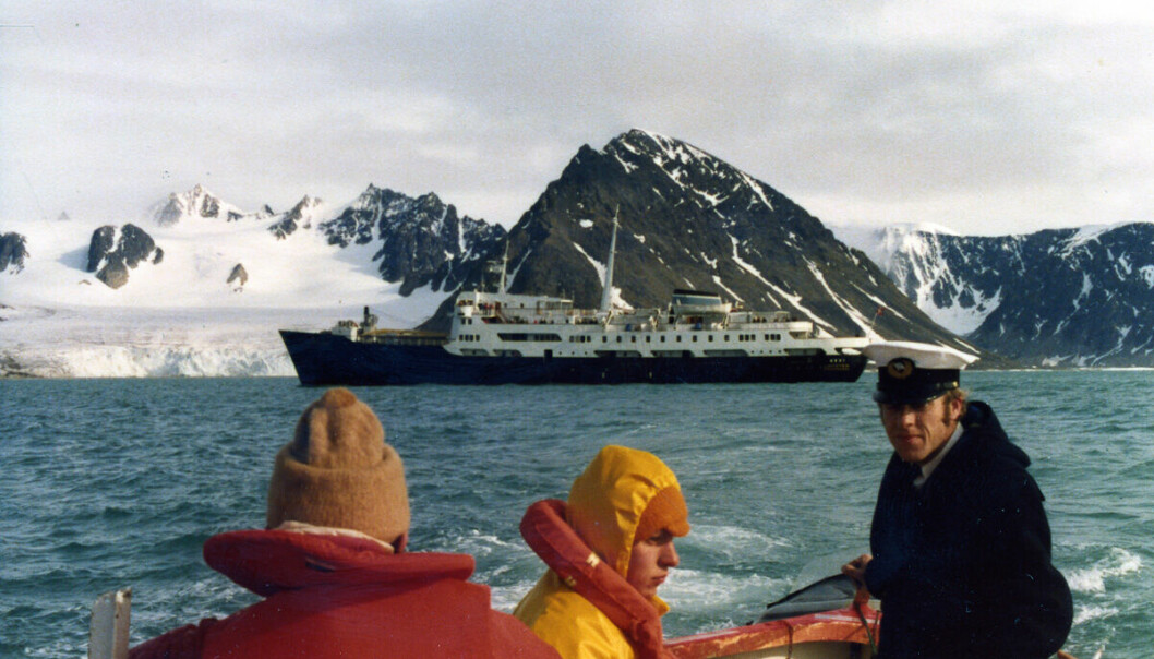 Svalbardekspressen var sist i drift i årene 1968 til 1982. Her er gjester fra MS Lofoten ute i tenderbåt på Svalbard.