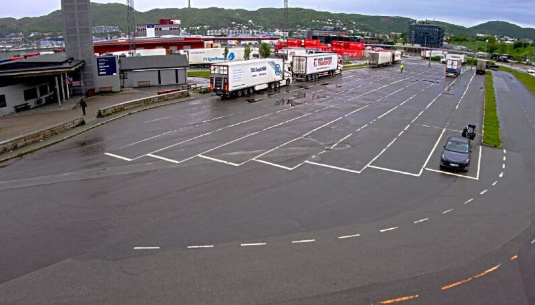 Ulovlig parkering på Bodø ferjekai, som trailerne til venstre, vil nå bli bøtelagt. Ulovlig parkering på Bodø ferjekai, som trailerne til venstre, vil nå bli bøtelagt.
