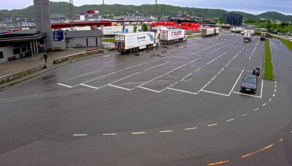Ulovlig parkering på Bodø ferjekai, som trailerne til venstre, vil nå bli bøtelagt.