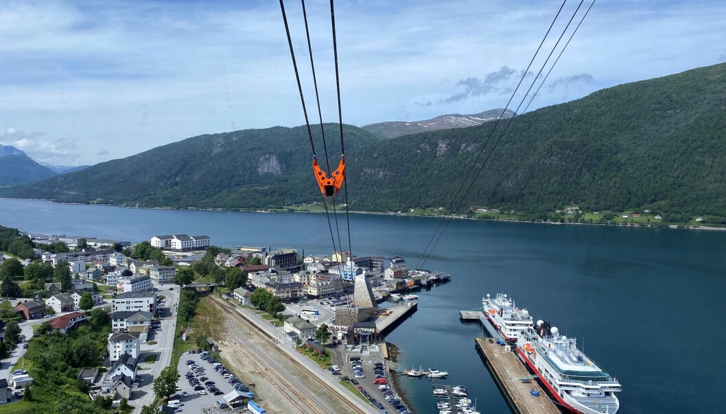 Tindekaia ved Åndalsnes er en av de havnene som får Enovastøtte til landstrøm. Tindekaia ved Åndalsnes er en av de havnene som får Enovastøtte til landstrøm.
