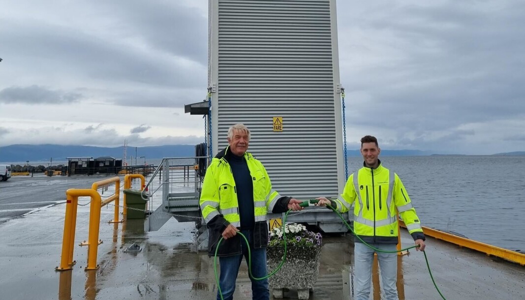 Teknisk sjef Geir-Ove Sumstad og leder av prosjektavdelingen Tor-Erik Svorkås foran landstrømanlegget som offisielt åpnes kommende tirsdag. Teknisk sjef Geir-Ove Sumstad og leder av prosjektavdelingen Tor-Erik Svorkås foran landstrømanlegget som offisielt åpnes kommende tirsdag.