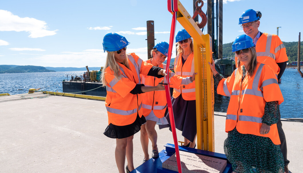 Ordfører Monica Myrvold Berg klipper snoren sammen med Gunn Cecilie Ringdal, Ann-Christin Andersen, havnedirektør Arne Fosen og Lene Conradi. Ordfører Monica Myrvold Berg klipper snoren sammen med Gunn Cecilie Ringdal, Ann-Christin Andersen, havnedirektør Arne Fosen og Lene Conradi.