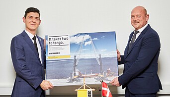 Esbjerg Havn bestiller én LHM 800 og venter på levering av én LHM 600. Fra venste Roman Chopyk, Liebherrs salgssjef for mobile havnekraner og Henrik Theilgaard, teknisk direktør i Esbjerg Havn. Esbjerg Havn bestiller én LHM 800 og venter på levering av én LHM 600. Fra venste Roman Chopyk, Liebherrs salgssjef for mobile havnekraner og Henrik Theilgaard, teknisk direktør i Esbjerg Havn.