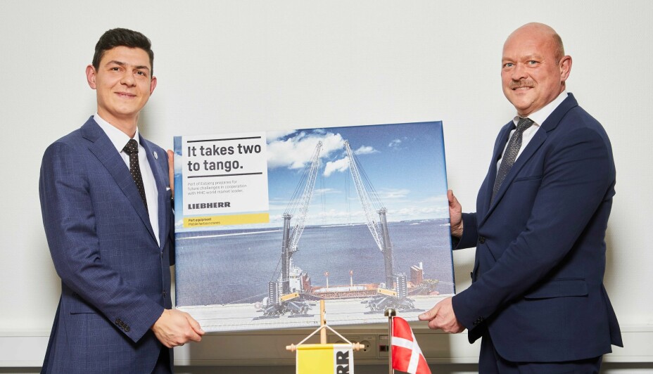 Esbjerg Havn bestiller én LHM 800 og venter på levering av én LHM 600. Fra venste Roman Chopyk, Liebherrs salgssjef for mobile havnekraner og Henrik Theilgaard, teknisk direktør i Esbjerg Havn.