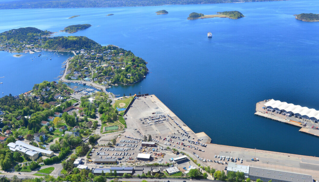 Flyfoto Sjursøya, mai 2020. Bildet viser Ormsundkaia, Søndre Bekkelagskai, Kneppeskjærutstikkeren og oljeterminalen.