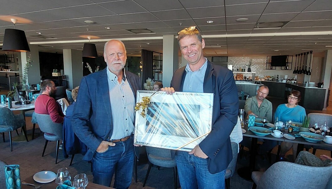 Rune Myre (til høyre) har hatt sin siste arbeidsdag som direktør for Helgeland Havn. Her sammen med havnestyreleder Jann Arne Løvdal.