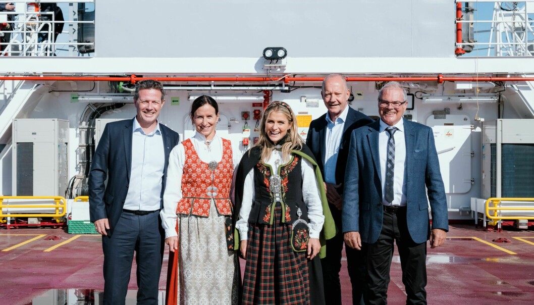 Gudmødrene Marit Bjørgen og Therese Johaug flankert av konsernsjef i Norgesgruppen Runar Hollevik, Asko-direktør Tore Bekken, og Kai Just Olsen i Asko Maritime.