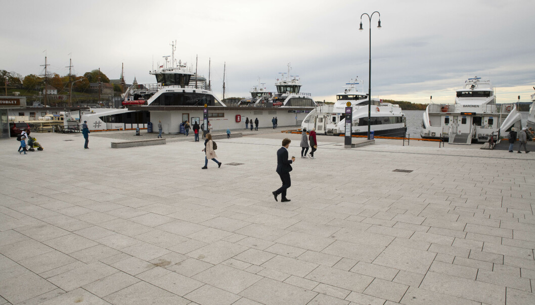 Rådhusbrygge 5 er oppgradert og kaia tilrettelagt for framtidig batterilading til hurtigbåtsambandet. Foran kaia er det lagt samme dekke som resten av rådhusplassen som gir et helhetlig uttrykk. Rådhusbrygge 5 er oppgradert og kaia tilrettelagt for framtidig batterilading til hurtigbåtsambandet. Foran kaia er det lagt samme dekke som resten av rådhusplassen som gir et helhetlig uttrykk.