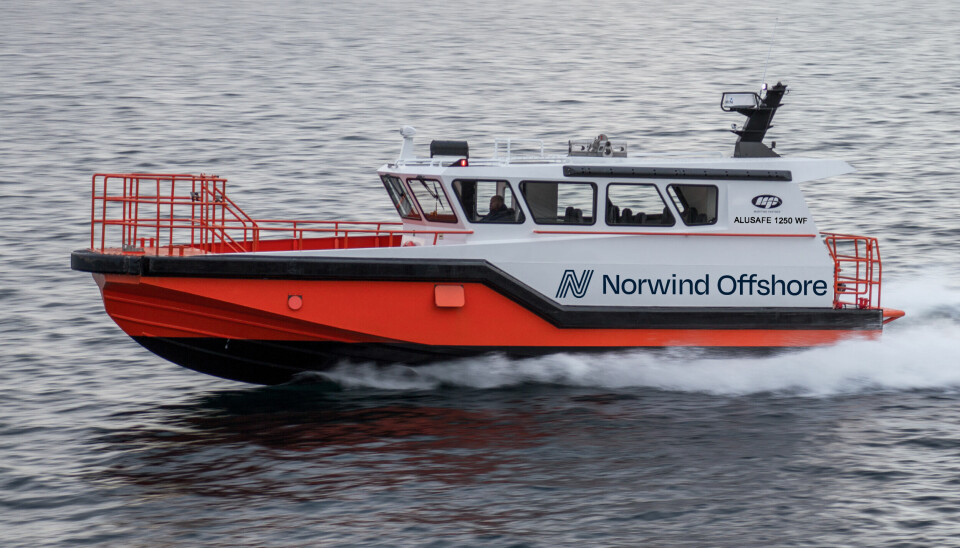 Arbeidsbåten, en ALUSAFE 1250WF, er spesialbygget for transport av servicepersonell og gods fra servicefartøyet til vindturbinene.