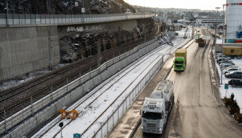 Parallelt med den tungt trafikkerte havneveien følger trailersjåførene et nesten ubrukt jernbanespor som ender på Kneppeskjær.