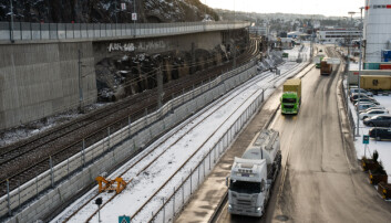 Parallelt med den tungt trafikkerte havneveien følger trailersjåførene et nesten ubrukt jernbanespor som ender på Kneppeskjær. Parallelt med den tungt trafikkerte havneveien følger trailersjåførene et nesten ubrukt jernbanespor som ender på Kneppeskjær.