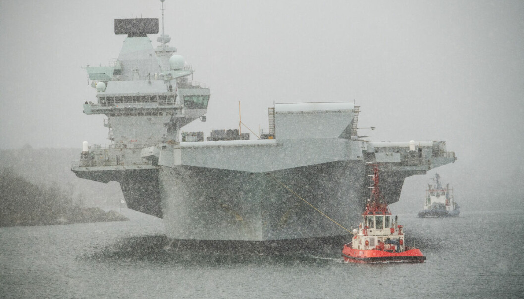 Det nesten 300 meter lange hangarskipet ruver godt i Oslos havnebasseng og ved Søndre Akershuskai under oppholdet.