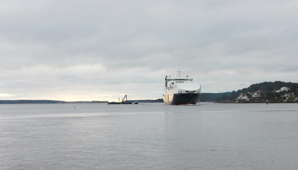 Mudringsfartøyet (midt i bildet) har fullført prøvemudringen i Borg havn. En rapport vil foreligge før årsskiftet.
