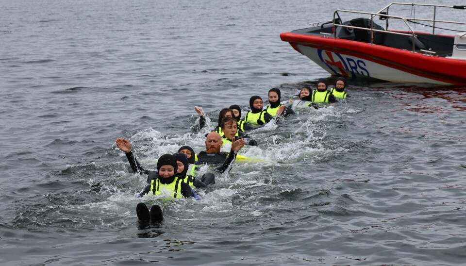 RS Trygg i vann gir ungdomsskoleelever opplæring i livredning og selvberging utendørs.