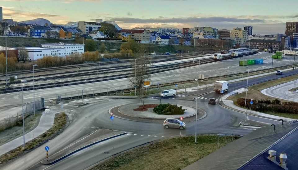 Dagens gang- og sykkelsti forbi rundkjøringen til Bodø Havn og fergekai er ikke godt nok tilrettelagt for syklister og vinterdrift. Nå utbedres den.